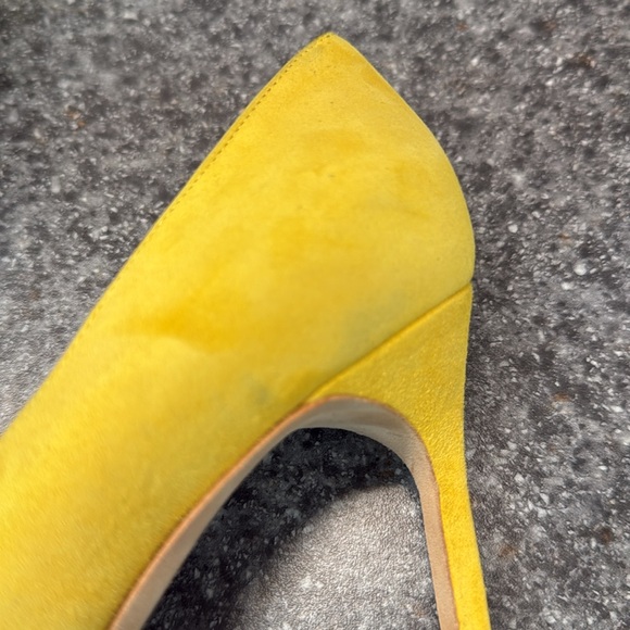 Yellow suede Manolo Blahnik Pumps - Picture 11 of 13